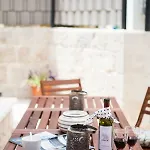 Lucia Gostinjska kuća 3*
