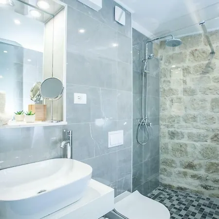 Lucia 3* Τρογκίρ