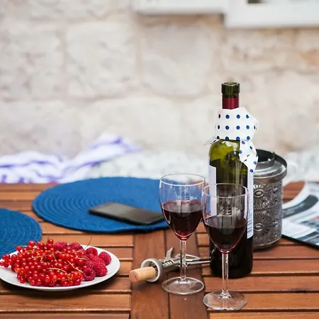 Lucia Τρογκίρ