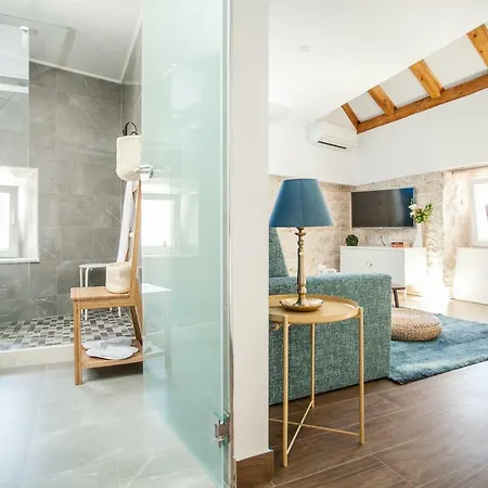 Lucia Πανσιόν Τρογκίρ