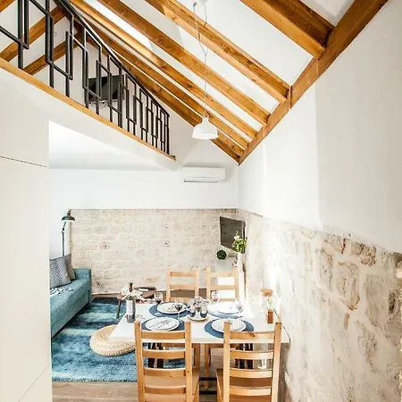 Lucia Πανσιόν