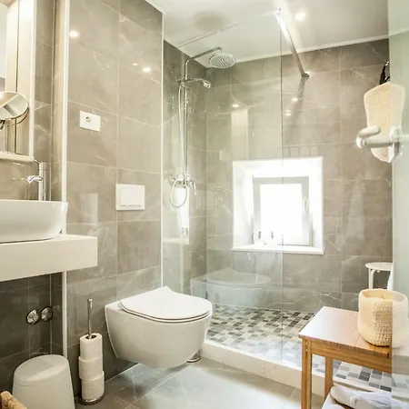 Lucia Guest house 3*