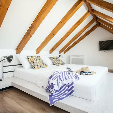 Πανσιόν Lucia 3*