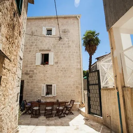 Lucia Gasthuis Trogir